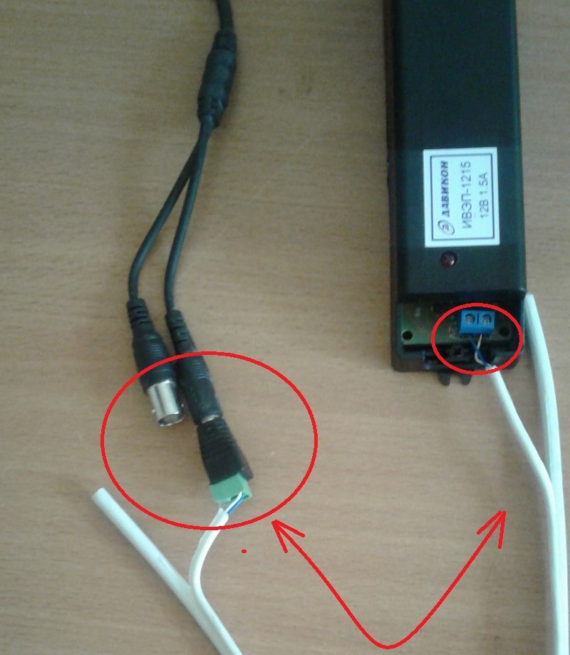 электрический ток до камеры передается по кабелю